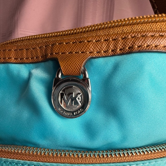 Michael Kors EUC Kelsey Nylon Crossbody Bag - Picture 4 of 6